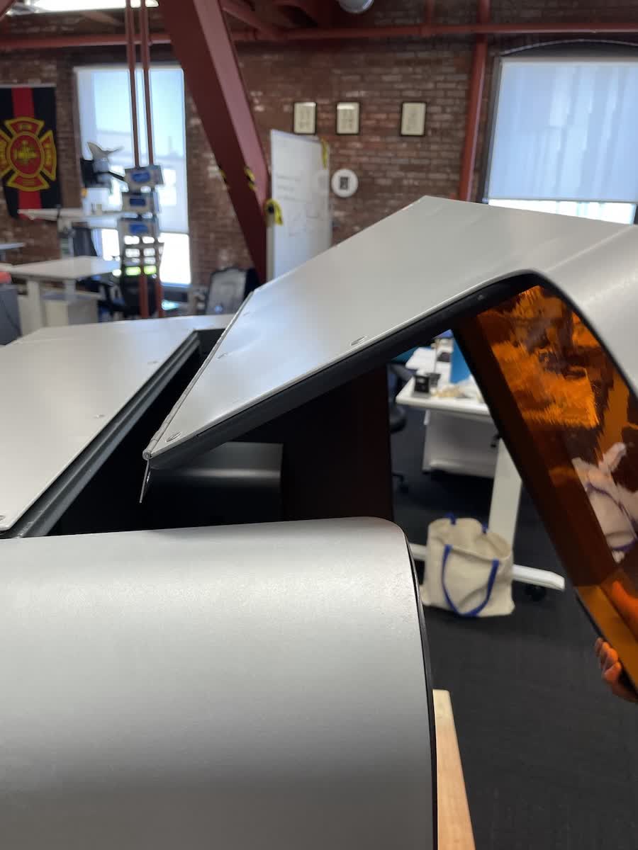Replacing the Form 3L cover and gas spring